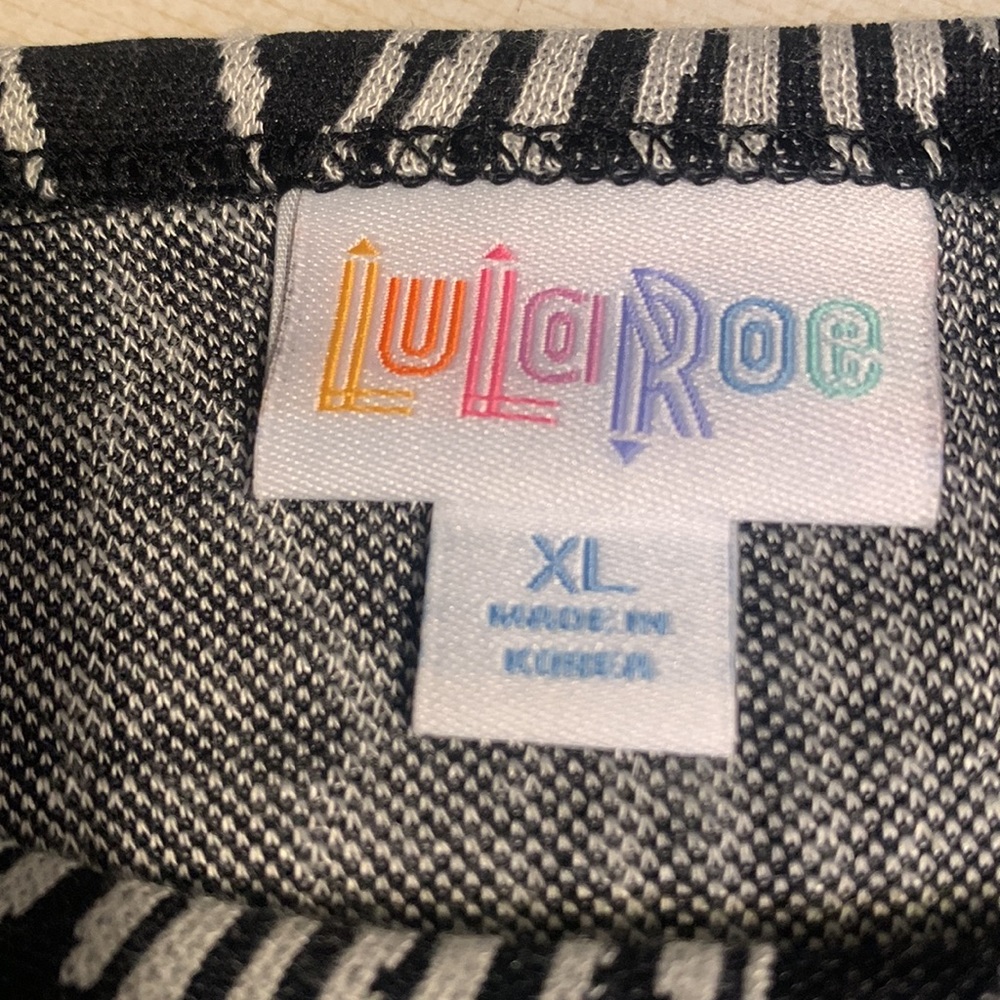 NWT LuLaRoe Women’s Short Sleeved Tunic Blouse - Picture 3 of 5